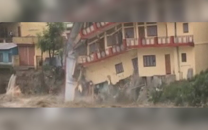 Liudininkai Indijoje užfiksavo, kaip potvynio vandenys nugriauna namą