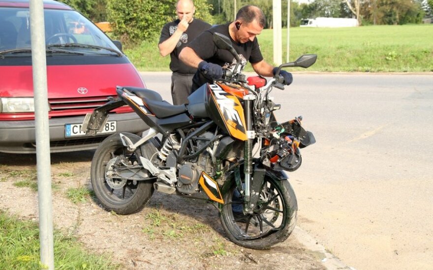 В Каунасе Renault не пропустил мотоцикл, пострадал мотоциклист