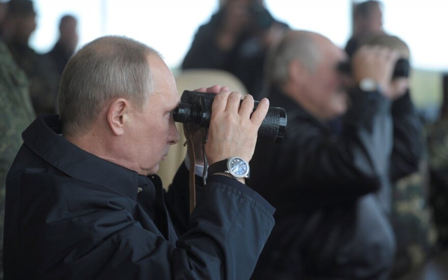 V. Putinas ir A. Lukašenka stebi „Zapad“ ginkluotųjų pajėgų pratybas 2013 m. 