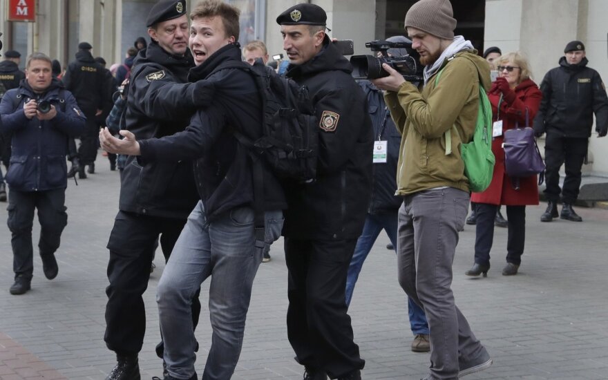 "Задерживаем всех": в Минске продолжаются задержания