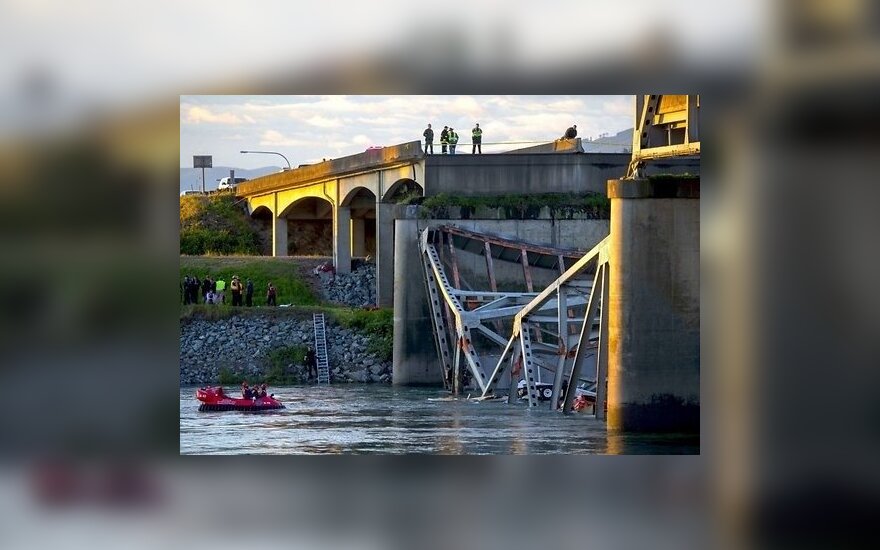 В США обрушился мост, в реке оказались машины и люди