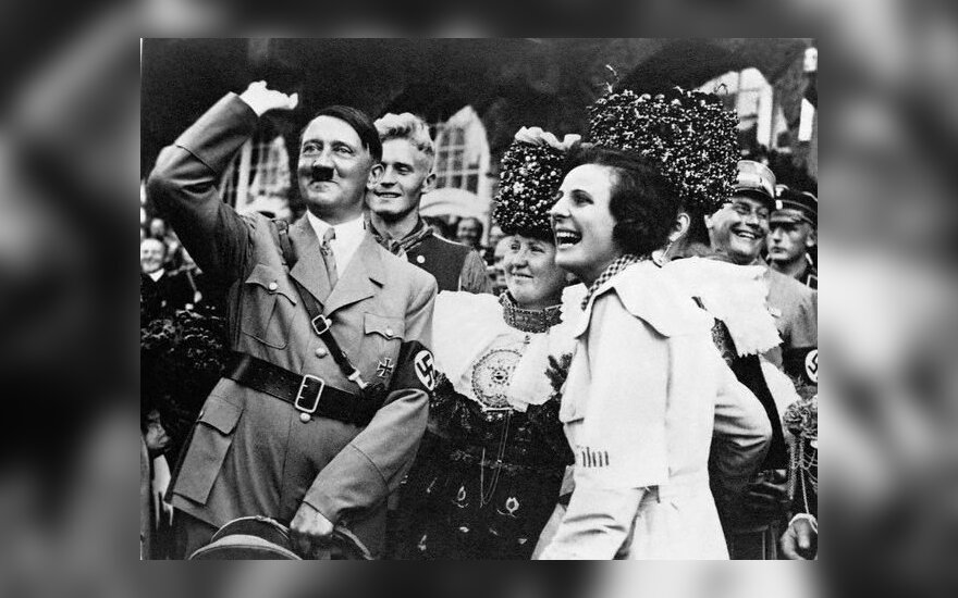 Hitleris su damomis