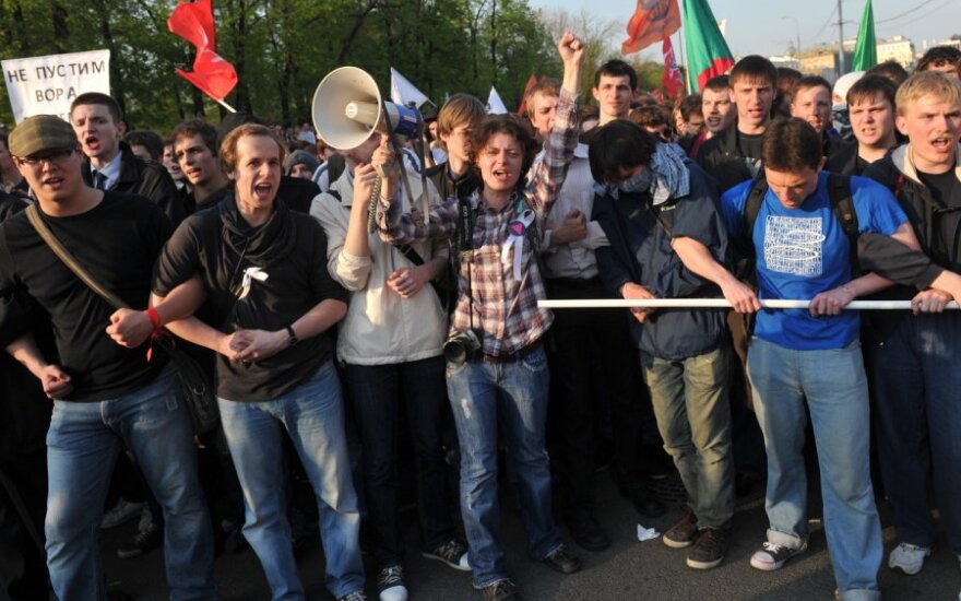 Оппозиция обещает продолжить "гуляния" в Москве