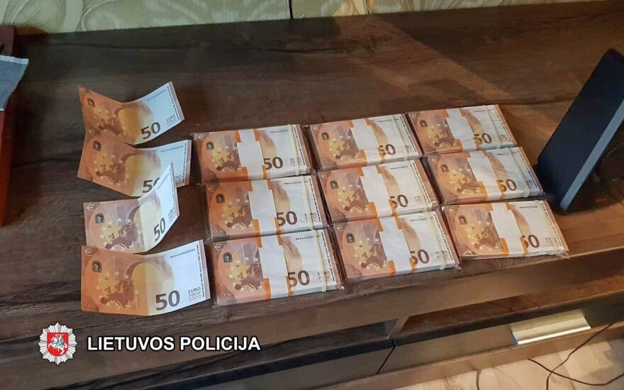 Житель Новой Акмяне прислал себе фальшивые евро и пустил их в оборот
