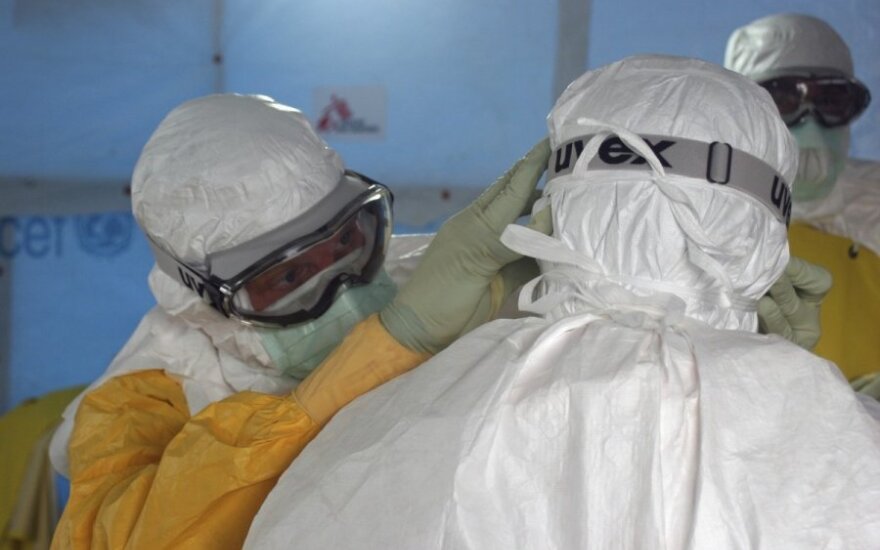 В США двух пассажиров самолета госпитализировали с признаками Эболы