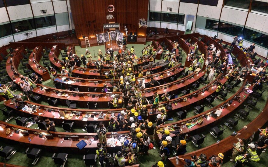 Protestuotojų įsiveržė į vietos parlamentą Honkonge