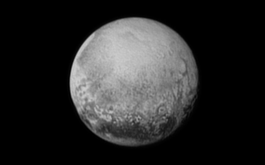 NASA paviešino istorines Plutono nuotraukas