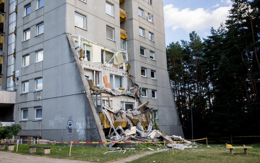 В Вильнюсе выясняют причину обвала балкона: в городе может быть около 2000 таких балконов