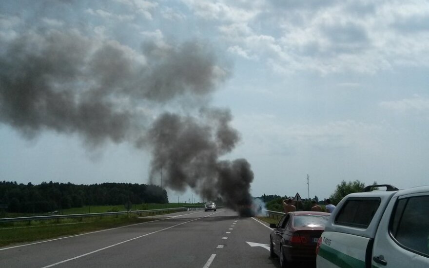 Kelyje Vilnius-Klaipėda sudegė automobilis