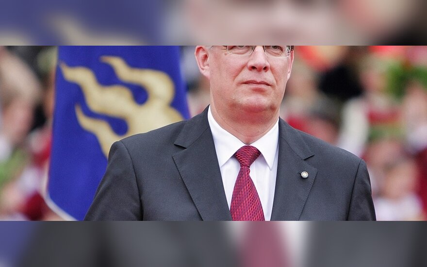 Народ пришел ко дворцу президента Латвии выразить благодарность