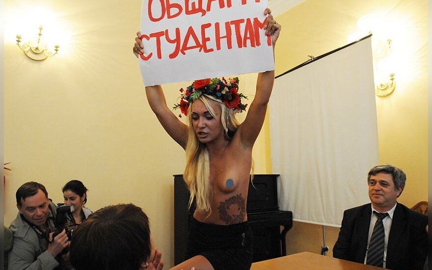 Активистка FEMEN требовала вернуть студентам общаги