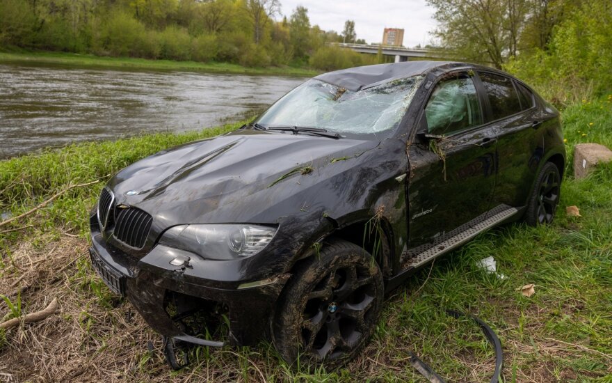 Vilniuje nesuvaldytas BMW nuskriejo nuo šlaito