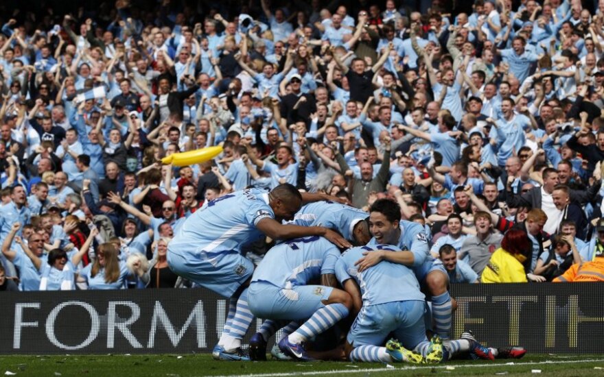 "Manchester City" futbolininkai džiaugiasi