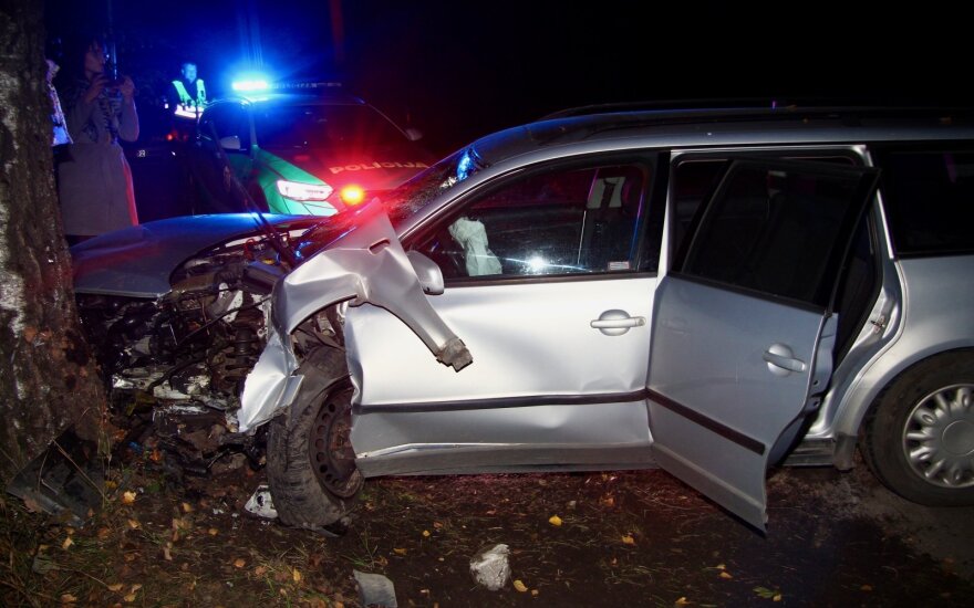На окраине Вильнюса пьяный водитель повредил три автомобиля и врезался в дерево