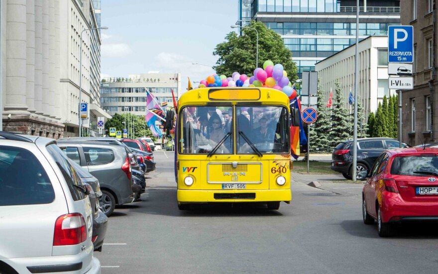 По Вильнюсу проехал "радужный" автобус