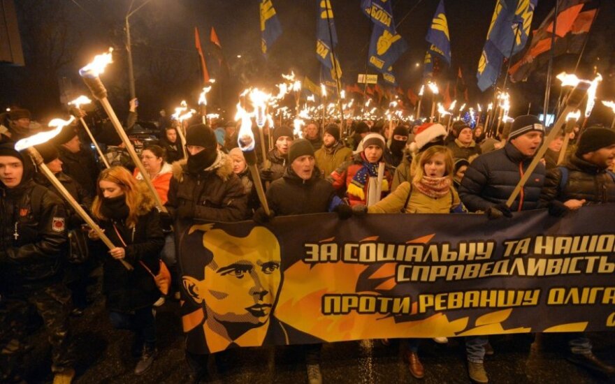 Историки предостерегают Порошенко от подписания закона о принудительном "шанувании" нацистов