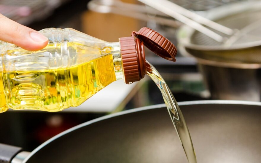 Специалисты объяснили, что происходит, если использованное масло сливать в мойку или унитаз