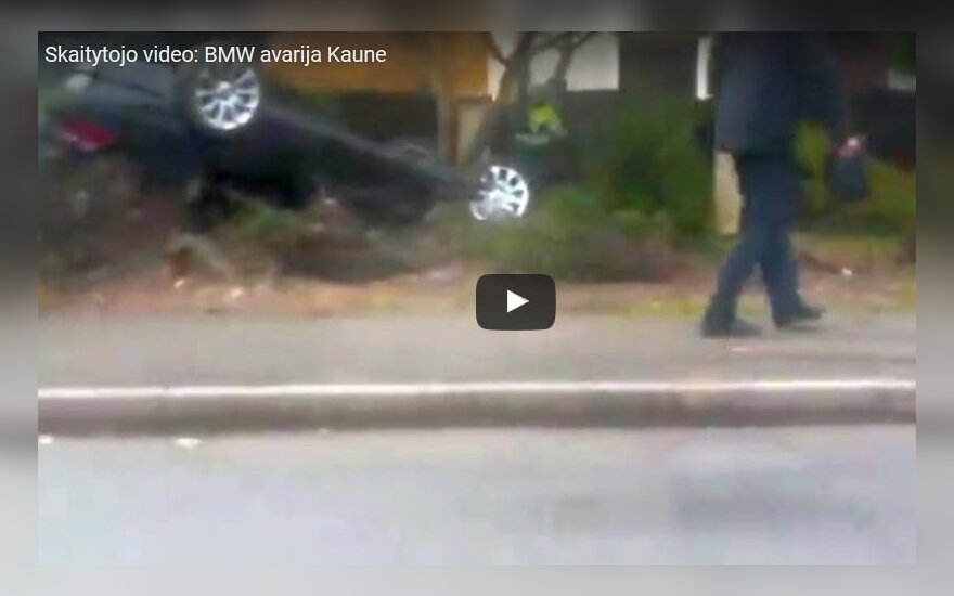 Неудачный понедельник: в Каунасе перевернулся автомобиль