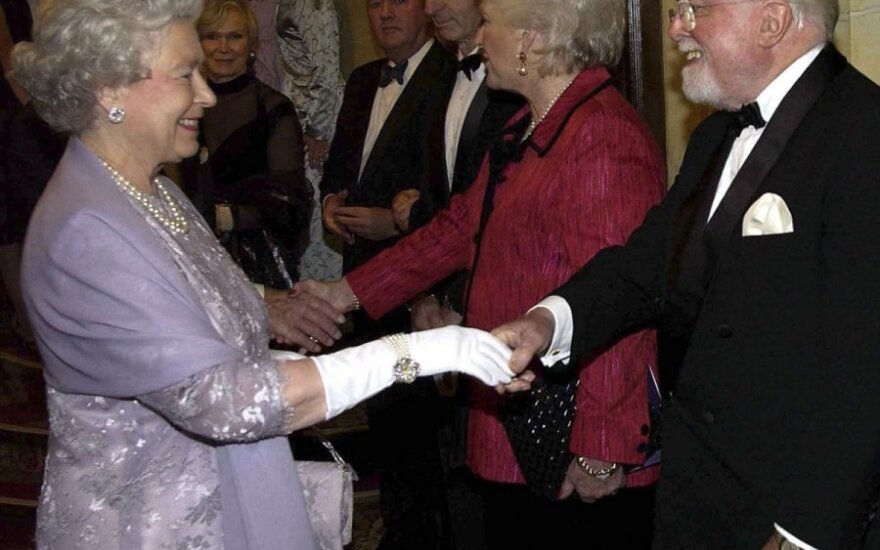Richardas Attenborough ir karalienė Elžbieta II
