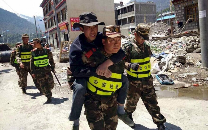 В Китае рухнуло здание фабрики, десятки людей под завалам