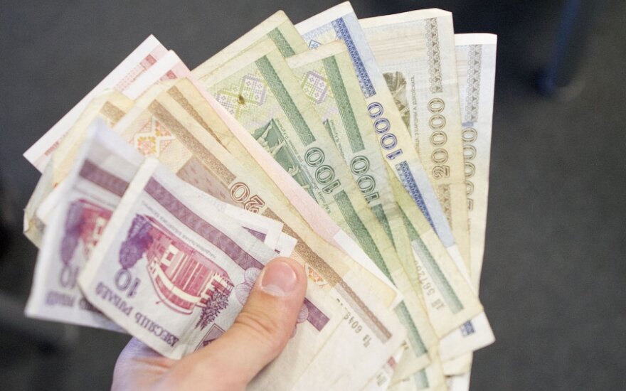 На открытии торгов белорусский рубль рухнул к доллару и евро