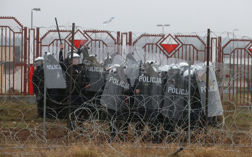 Польша обвинила белорусских силовиков в вооружении мигрантов