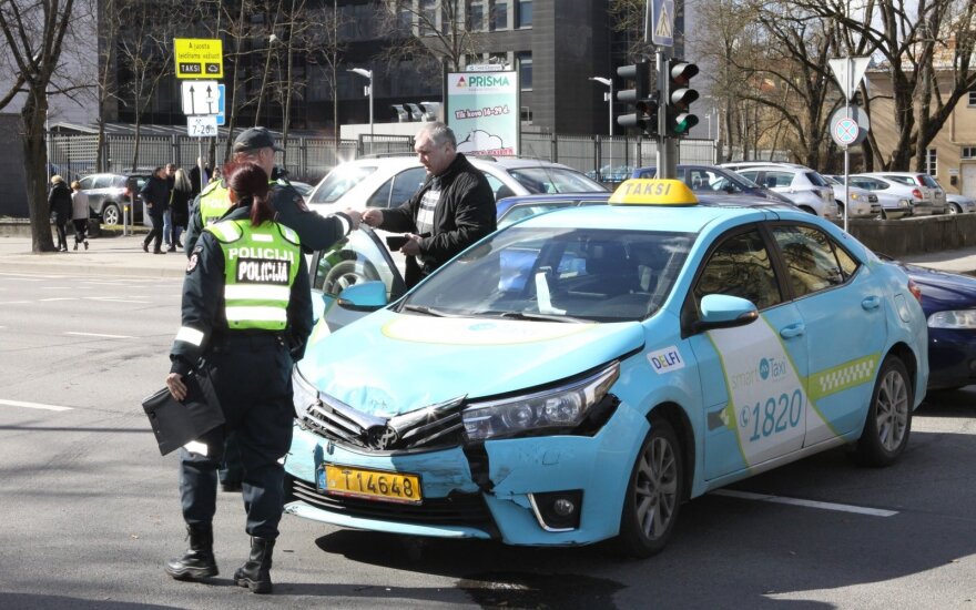В центре столицы столкнулись два автомобиля такси, пострадала пассажир
