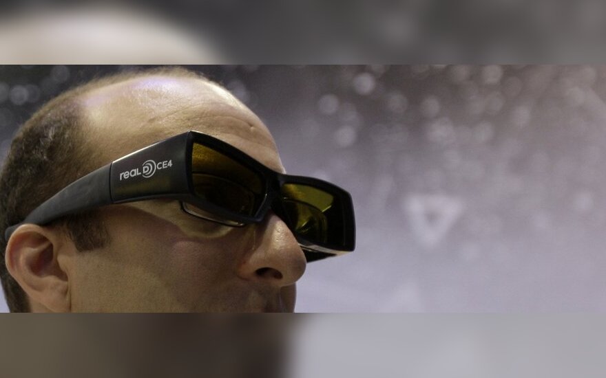 Elektronikos mugės Berlyne lankytojas dėvi 3D akinius.