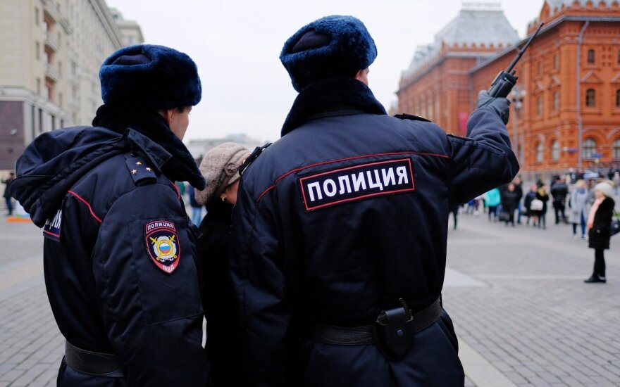Более 100 задержанных в Москве людей остались в полиции на ночь