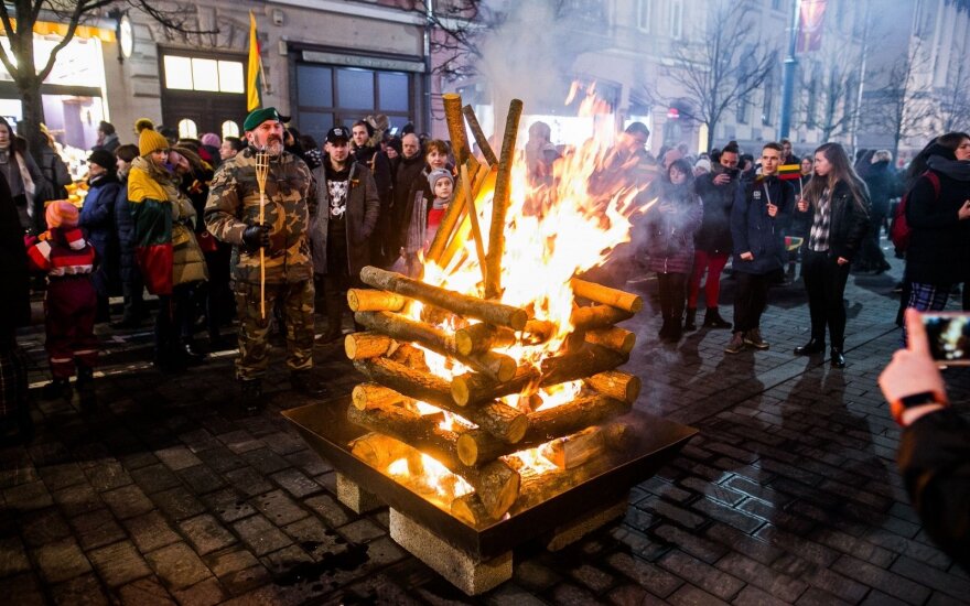 В Вильнюсе на проспекте Гедиминаса зажгли 70 костров