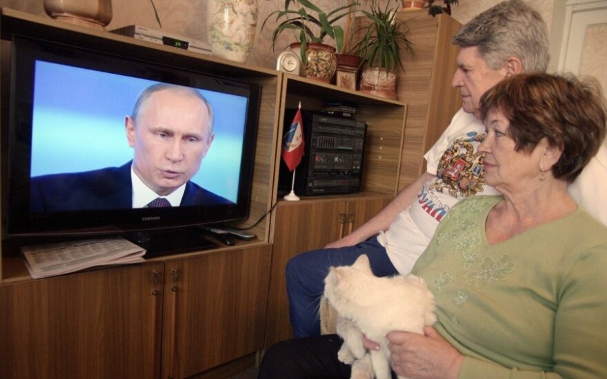 Обозреватель: рейтинги Путина держатся на пропаганде и советских комплексах