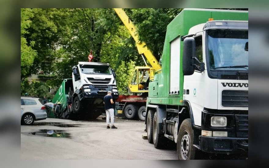 В Каунасе провалился асфальт, в яме оказался мусоровоз