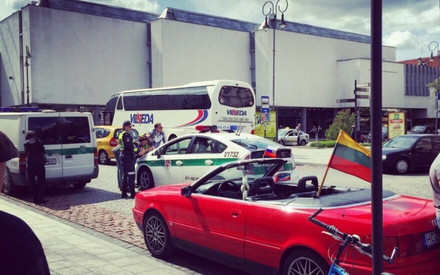 В Вильнюсе Audi с российским флагом вызвал возмущение