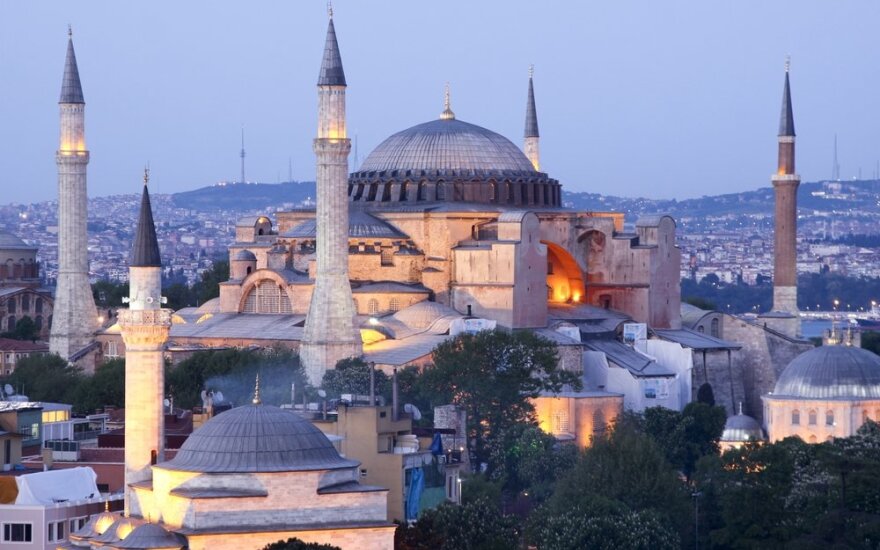 Папа Римский огорчен решением Турции превратить Айя-Софию в мечеть