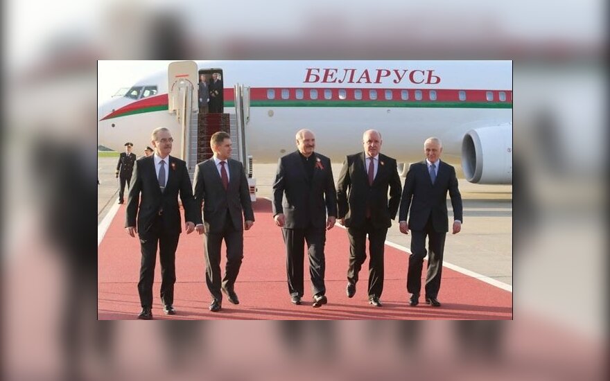 Лукашенко надел георгиевскую ленточку с цветком яблони