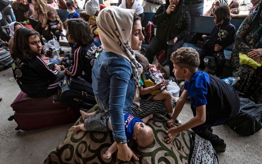 Koronaviruso pandemija Sirijoje. Uždarius kai kuriuos regionus, daug pabėgėlių priversti laukti ir vargti stotyse ir laikinose stovyklose
