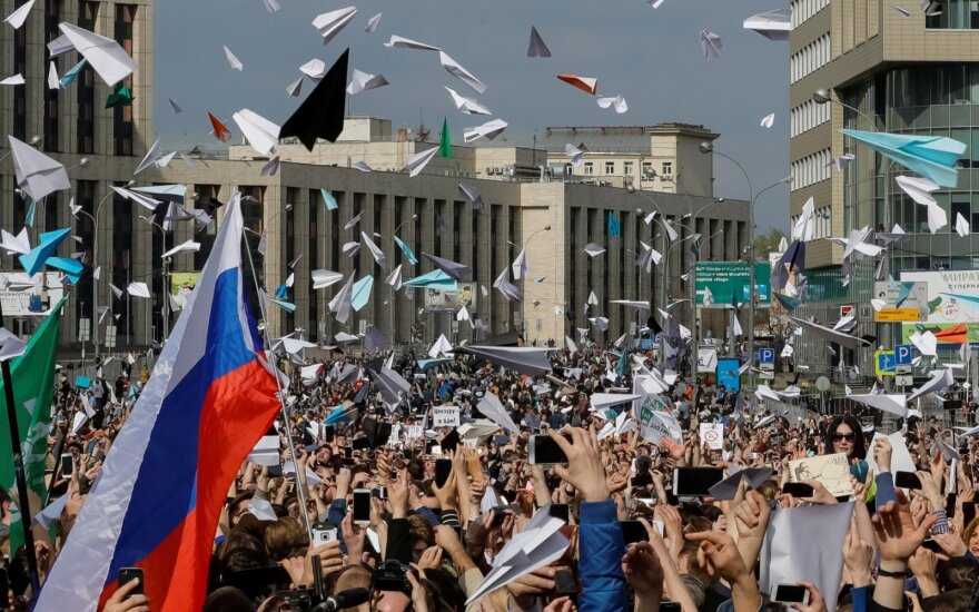 Более 40 процентов из желающих уехать из России — молодежь