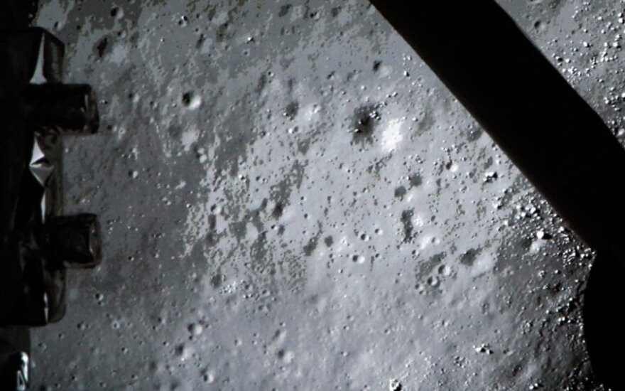 Pirmasis Kinijos mėnuleigis sėkmingai nusileido Mėnulyje