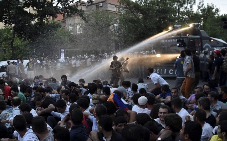 Протестующие в центре Еревана собрались ежедневно двигать баррикады в сторону резиденции президента