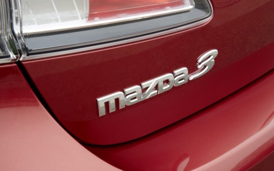 Новую Mazda3 застукали без камуфляжа в России