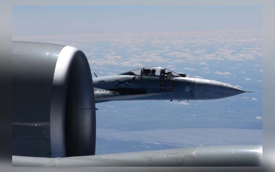 Rusijos laivyno naikintuvas Su-27 nesaugiai perima JAV žvalgybinį lėktuvą RC-135