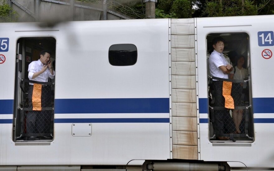 В Японии в скоростном поезде произошел пожар из-за суицида пассажира: погибли два человека