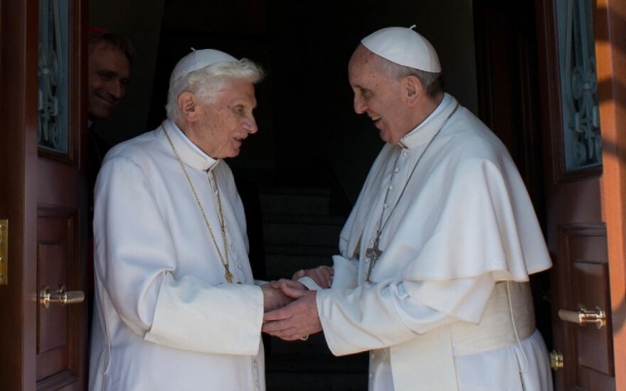 Popiežius emeritas Benediktas XVI ir popiežius Pranciškus