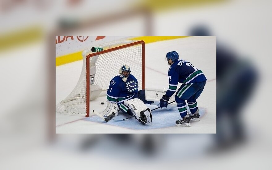 Плей-офф НХЛ стартовал поражением "Ванкувера" и массовой стычкой в Монреале