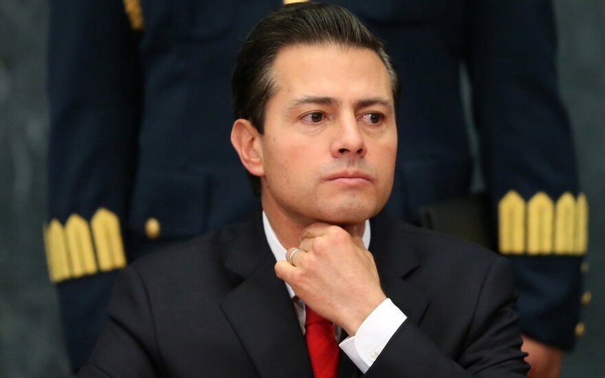 Президент Мексики отменил свой визит в США из-за спора о стене