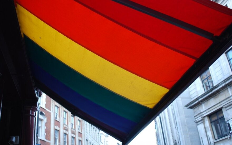 В России предлагают запретить радужный ЛГБТ-флаг
