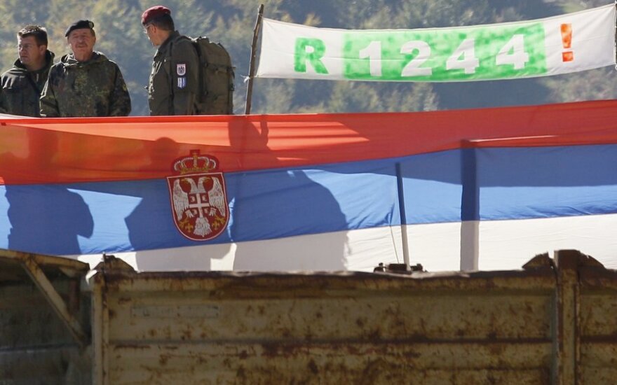 NATO pajėgos ardo serbų pastatytas kelių užtvaras Kosove
