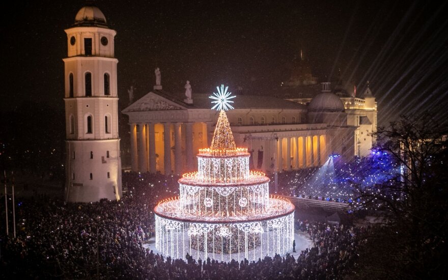 В Вильнюсе зажгли огни на главной рождественской елке