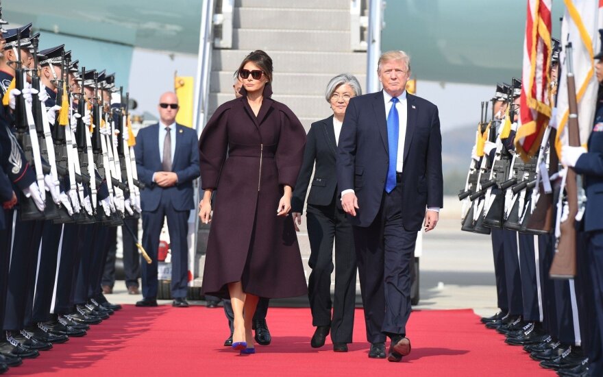 D. Trumpas su pirmąja ponia atvyko į Pietų Korėją