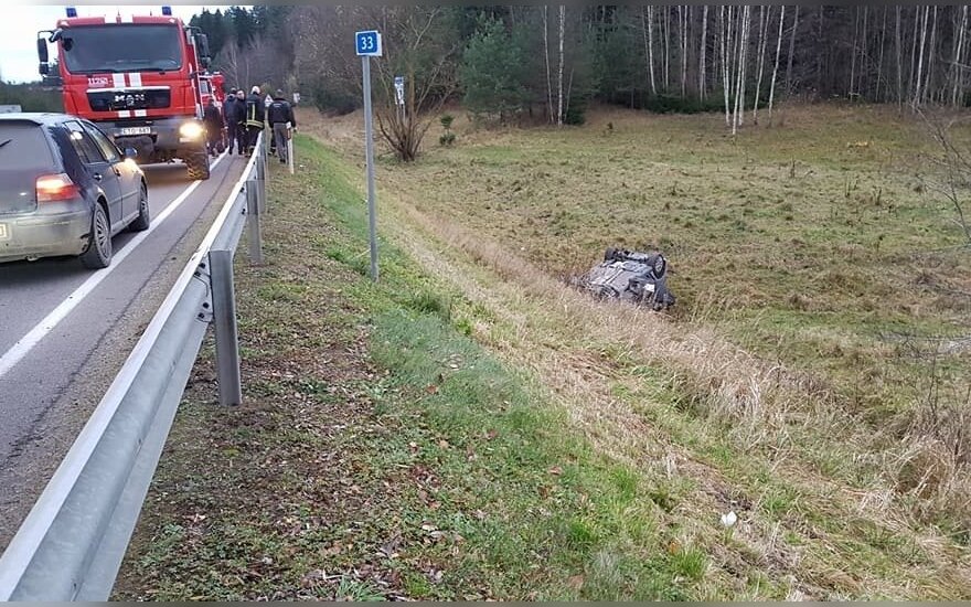 ДТП на дороге Каунас-Алитус: автомобиль съехал с дороги, пострадали три человека